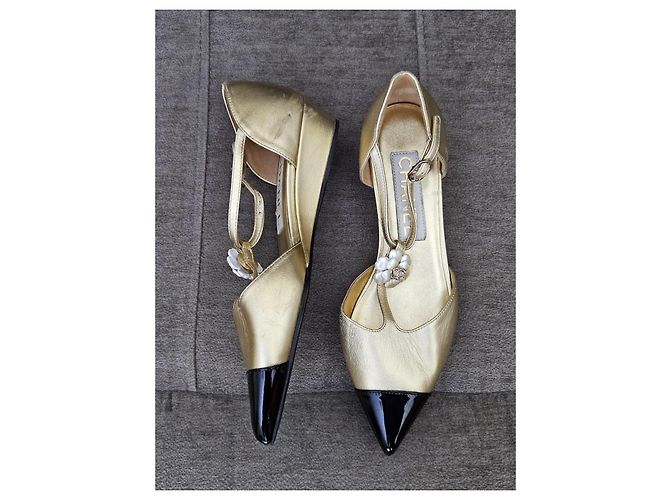 Chanel Ballerine in pelle dorata con punta a contrasto e zeppa Nero D'oro - vista 18