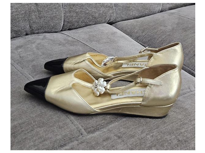 Chanel Ballerine in pelle dorata con punta a contrasto e zeppa Nero D'oro - vista 3