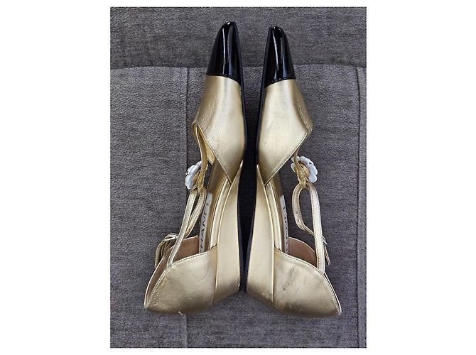 Chanel Ballerine in pelle dorata con punta a contrasto e zeppa Nero D'oro - vista 4