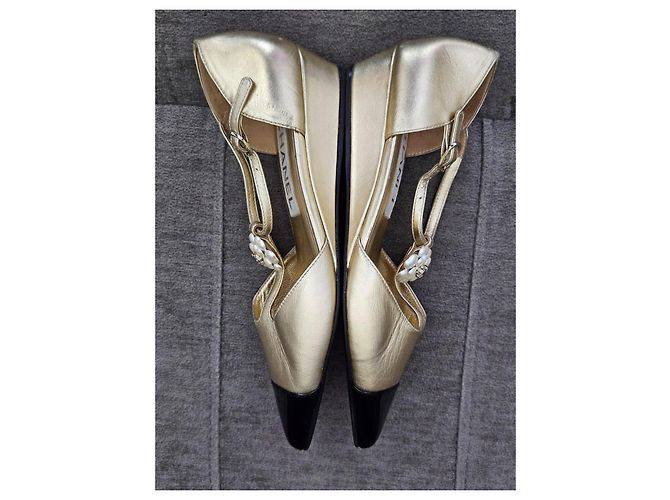 Chanel Ballerine in pelle dorata con punta a contrasto e zeppa Nero D'oro - vista 5