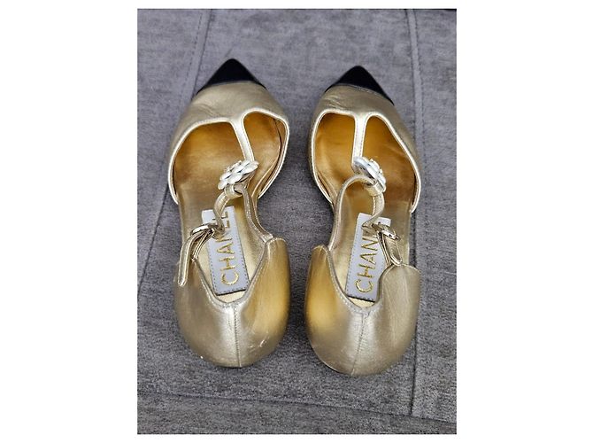 Chanel Ballerine in pelle dorata con punta a contrasto e zeppa Nero D'oro - vista 6
