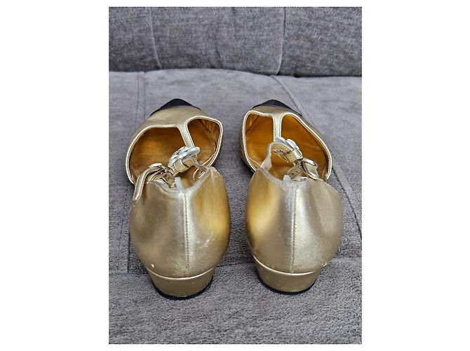 Chanel Ballerine in pelle dorata con punta a contrasto e zeppa Nero D'oro - vista 7
