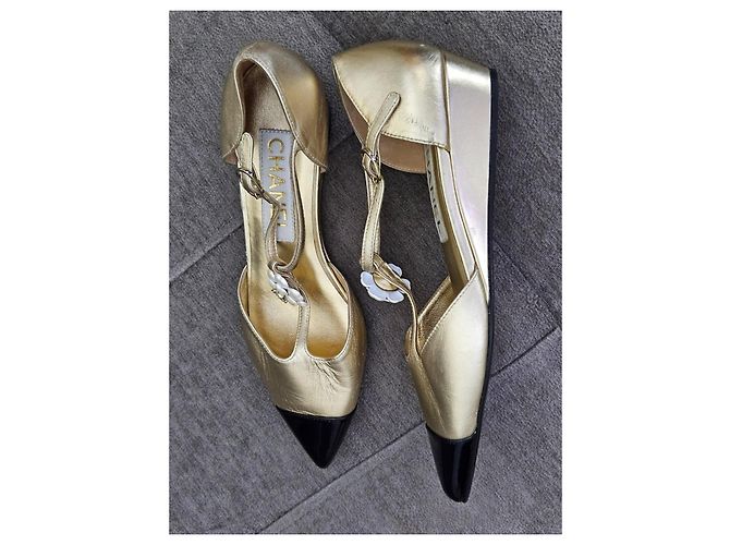 Chanel Ballerine in pelle dorata con punta a contrasto e zeppa Nero D'oro - vista 9