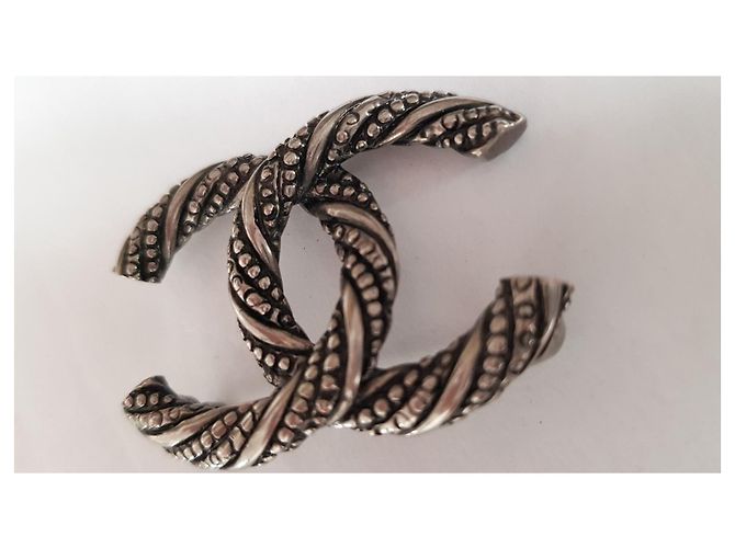 Broche Chanel Logo CC Plata - vista 3