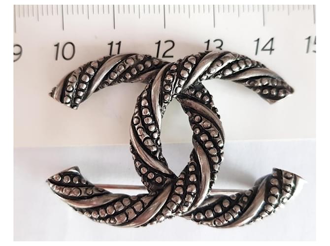 Broche Chanel Logo CC Plata - vista 4