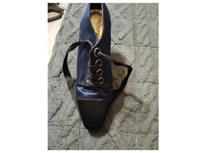 Chanel Décolleté con lacci in raso blu navy e scamosciato nero - vista 3