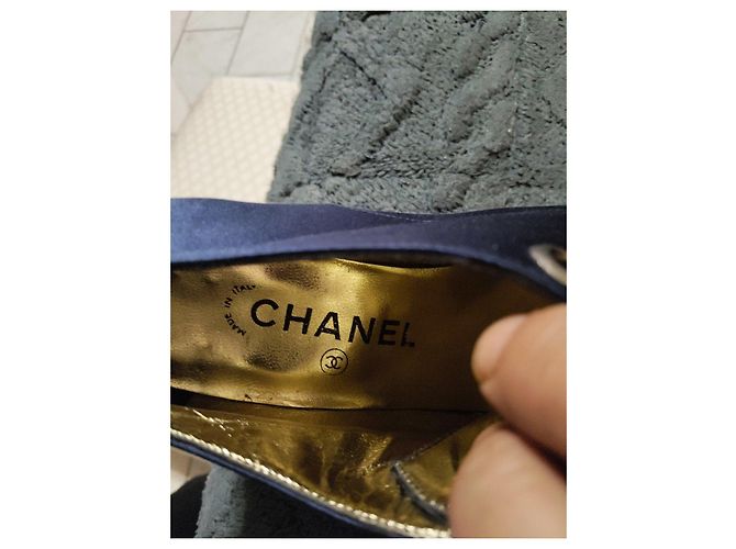 Chanel Décolleté con lacci in raso blu navy e scamosciato nero - vista 5