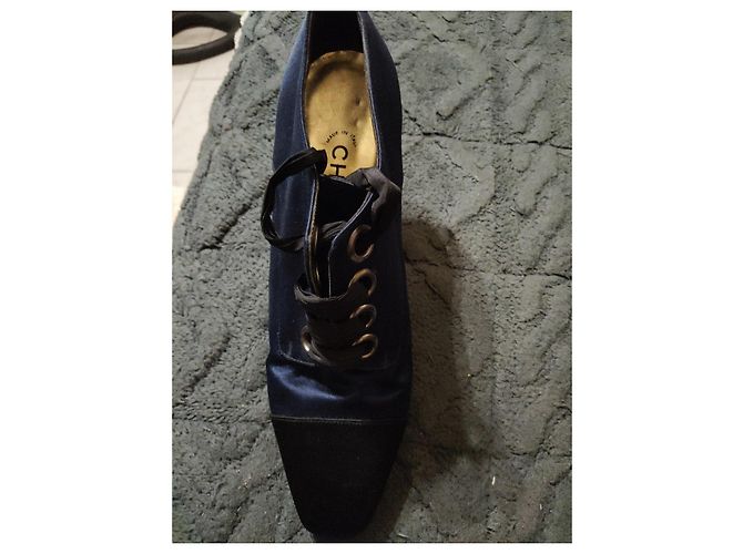 Chanel Décolleté con lacci in raso blu navy e scamosciato nero - vista 6
