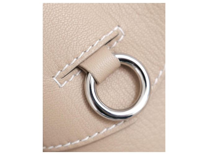 Ring Hermès Abrigo de Piel de Cabra Beige Detalle Anillo - vista 9