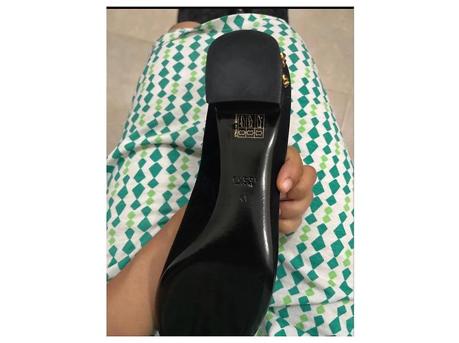 Décolleté Gucci in camoscio nero con borchie dorate - vista 4