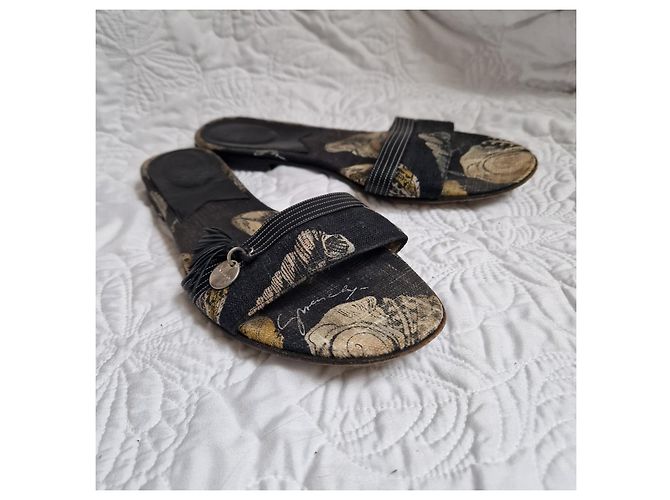 Givenchy Mules in pelle nera con stampa floreale e nappe Marrone Nero - vista 2