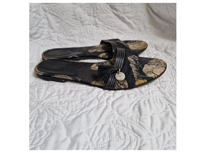 Givenchy Mules in pelle nera con stampa floreale e nappe Marrone Nero - vista 4