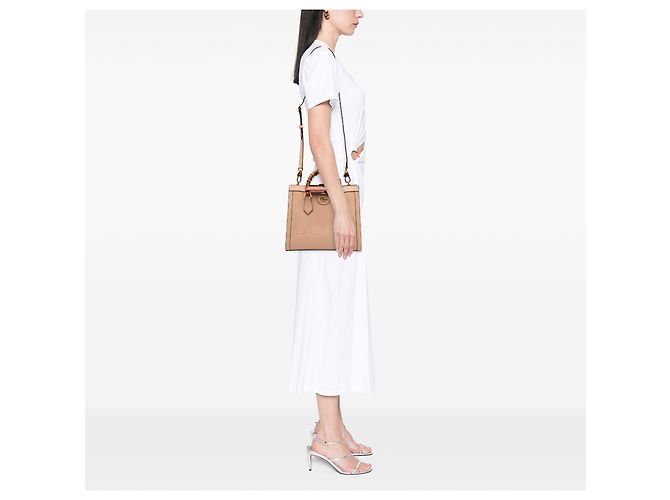 Borsa Gucci Diana Medium in pelle di vitello beige con bambù - vista 6
