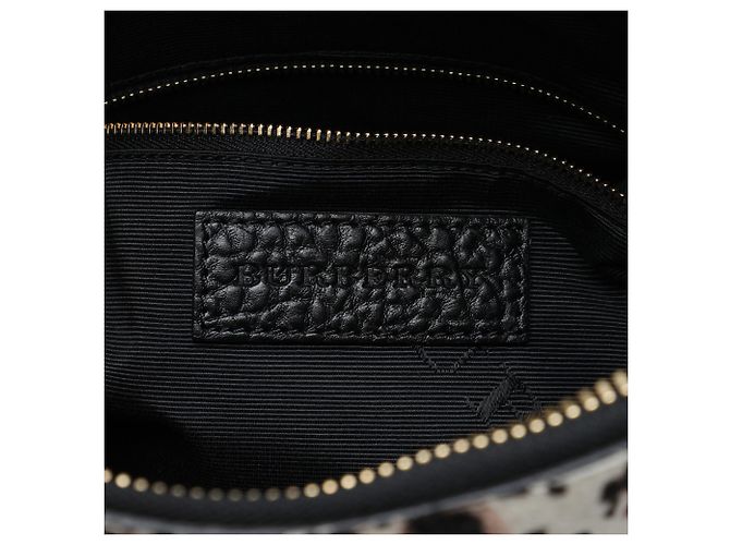 Clutch Burberry em pelo de bezerro com estampa de leopardo branco e aba com alça Fora de branco - vista 5