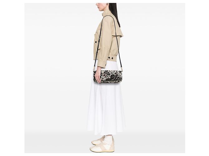 Clutch Burberry em pelo de bezerro com estampa de leopardo branco e aba com alça Fora de branco - vista 6