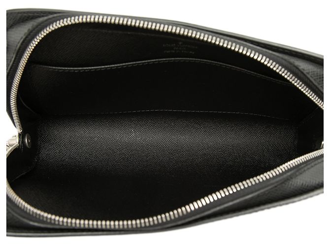 Louis Vuitton Black Taiga Pochette Baikal Nero - vista 4