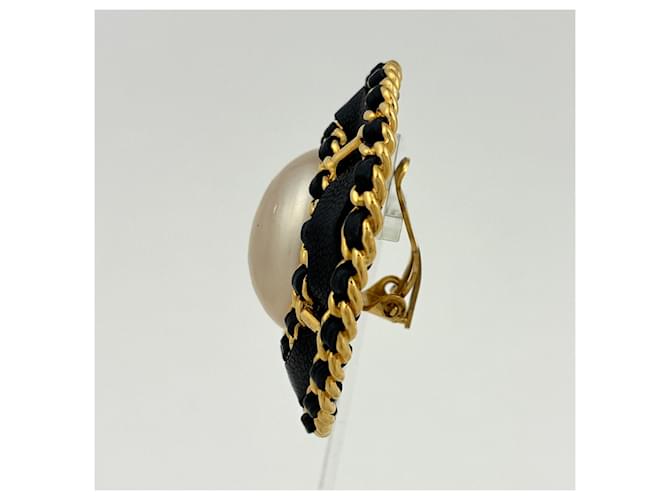 Orecchini a clip rotondi Chanel Nero Bianco D'oro - vista 2