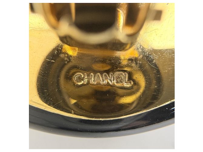 Brincos de pressão Chanel em preto e dourado - vista 5