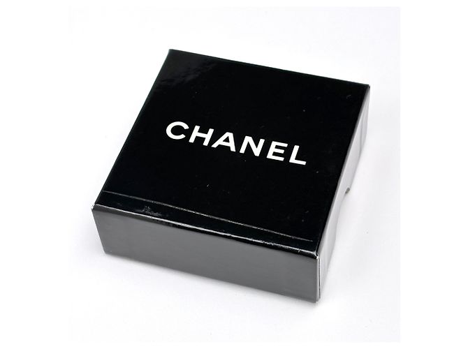 Brincos de pressão Chanel em preto e dourado - vista 6