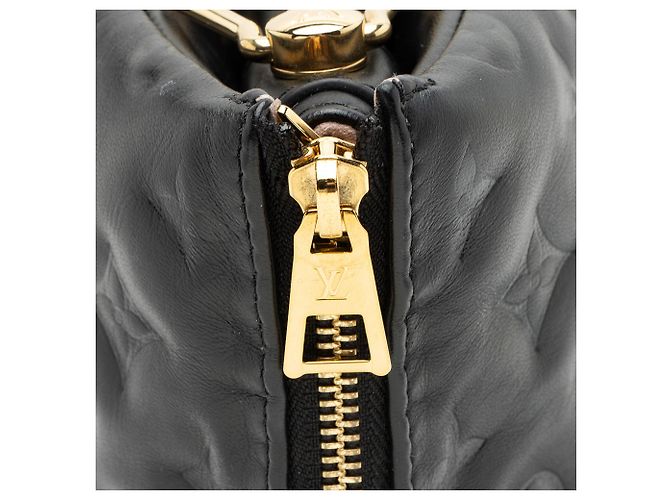 Borsa a tracolla Coussin PM in pelle di agnello con Monogram in rilievo Louis Vuitton Nero - vista 8