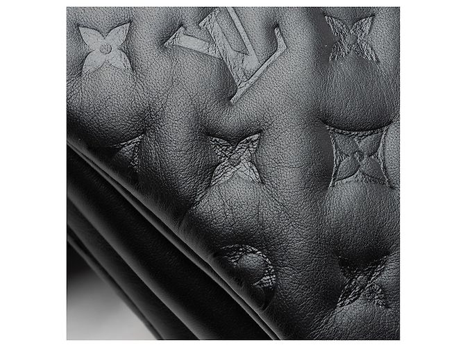 Borsa a tracolla Coussin PM in pelle di agnello con Monogram in rilievo Louis Vuitton Nero - vista 9