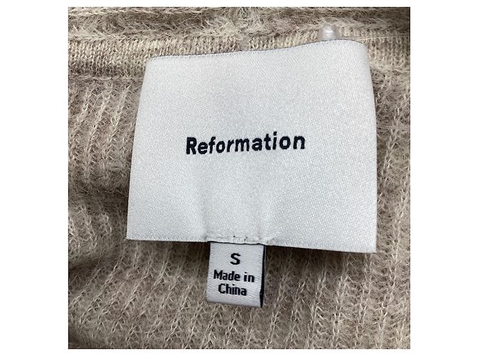 Reformation Florie Off-Shoulder Strickpullover mit Twist aus beiger Alpakawolle - Ansicht 7