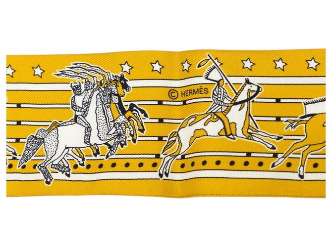 Foulard Hermès Twilly Pani la Shar Pawnee Marrone Senape - vista 3