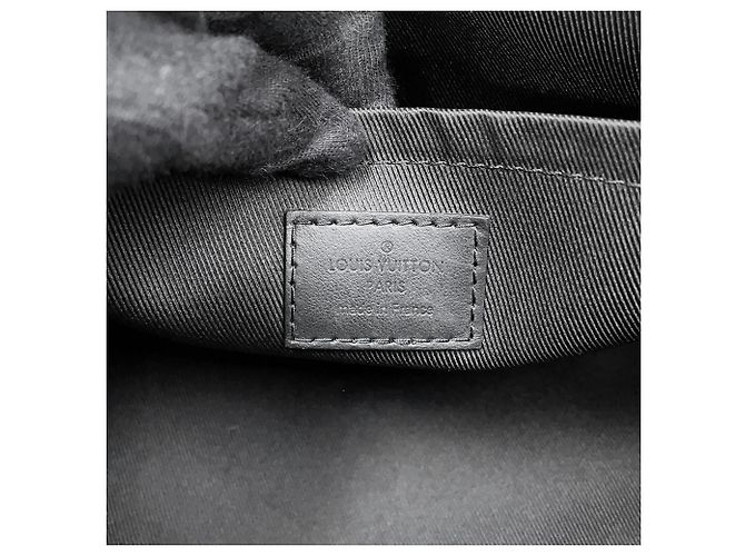 Borsa a tracolla Louis Vuitton Aerogram City Keepall Nero - vista 17