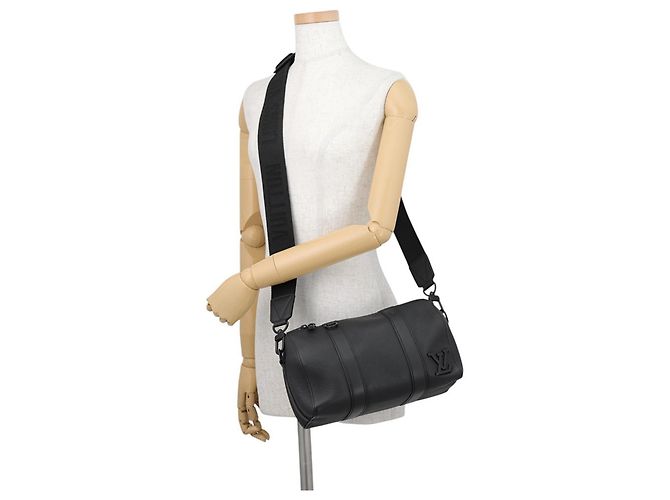Borsa a tracolla Louis Vuitton Aerogram City Keepall Nero - vista 4