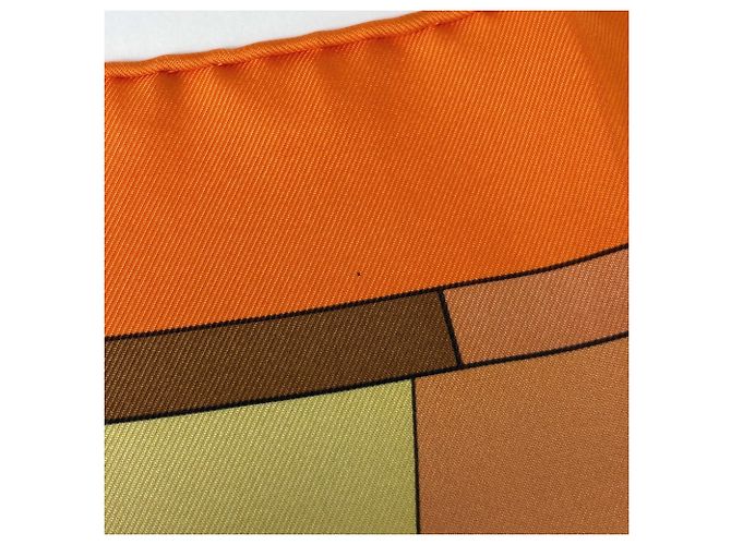 Hermès Foulard Hermes Carre 90 LE MONDE EST VASTE Multicolore Arancione - vista 3