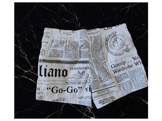 John Galliano Badehose mit Zeitungsprint Weiß - Ansicht 2