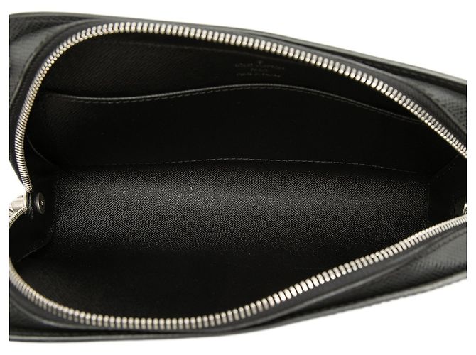 Borsa a Pochette Louis Vuitton Taiga Baikal Nera Nero - vista 4