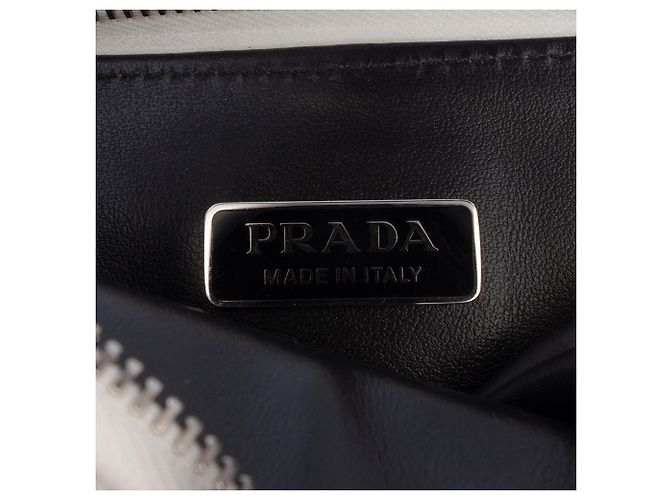 Borsa a tracolla Prada Mini Pouch in pelle spazzolata bianca con catena e triangolo Bianco - vista 5