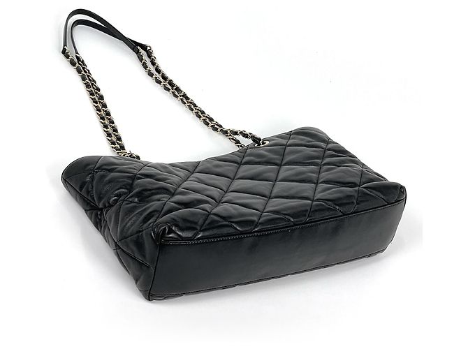 Saco Tote Chanel em couro matelassé preto - vista 2