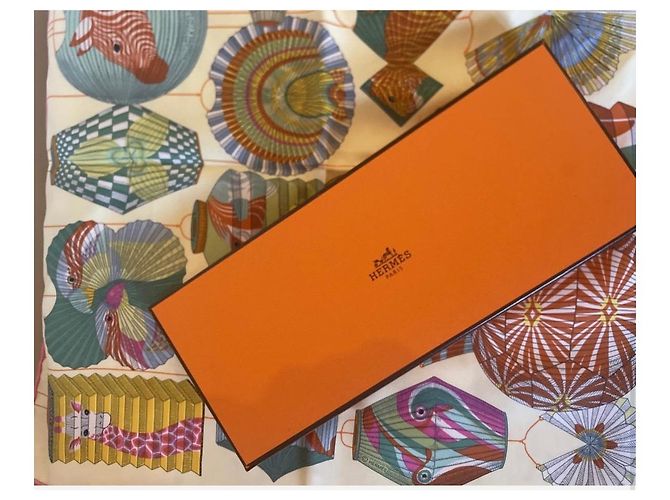 Hermès "Ballons et Lanternes" Seidentuch Pink Rot Blau Mehrfarben Beige Grün Orange Gelb - Ansicht 4
