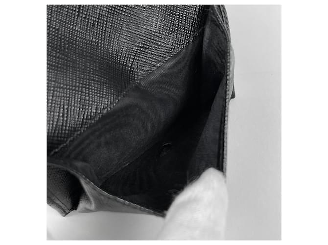 Prada Saffiano Triangle Bi-fold Geldbörse Schwarz - Ansicht 4