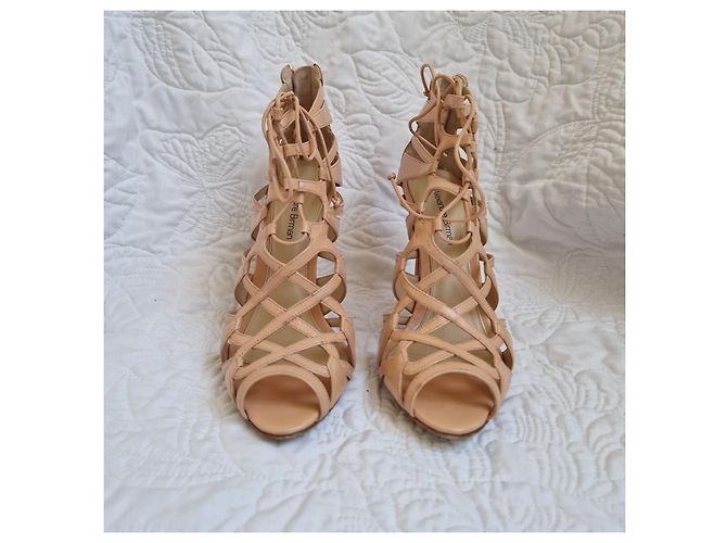 Alexandre Birman Sapatos de Salto Cage em Couro Bege - vista 2