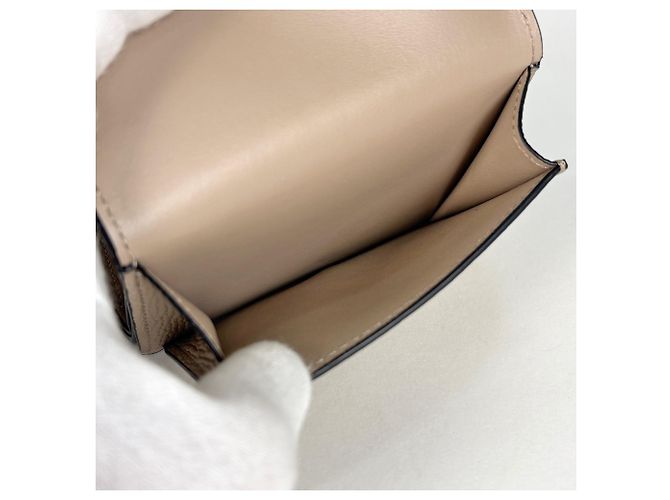 Cartera Loewe Anagram Trifold en piel Greige Gris - vista 5