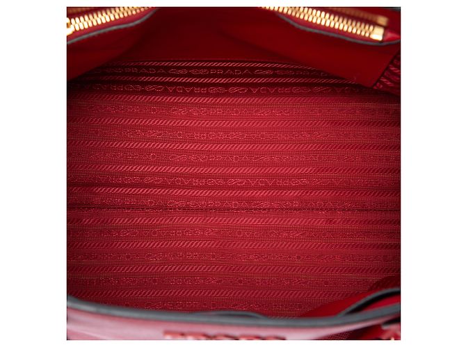 Prada Monochrome Top Handle Tote aus Saffiano-Leder in Rot, Medium - Ansicht 4