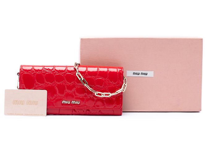 Cartera con cadena Miu Miu de charol rojo con relieve de cocodrilo Roja - vista 7