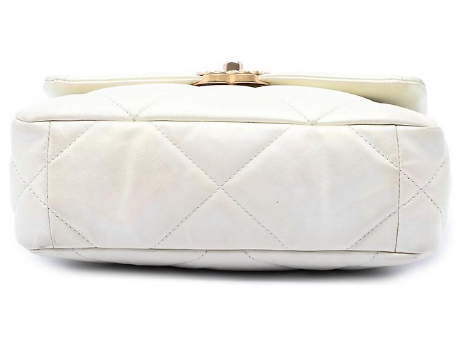 Chanel 19 Flap Medium em Lambskin Iridescente Branca Branco - vista 3