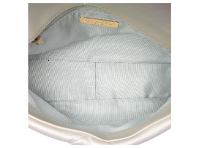 Chanel 19 Flap Medium em Lambskin Iridescente Branca Branco - vista 4