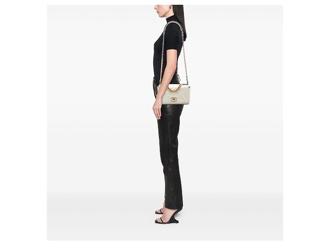 Chanel 19 Flap Medium em Lambskin Iridescente Branca Branco - vista 6