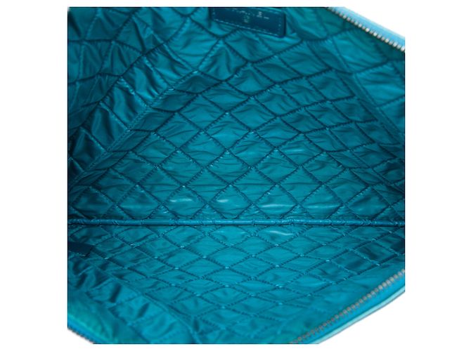 Chanel Blue Large Quilted Metallic Caviar Boy O Case Clutch - vista 4