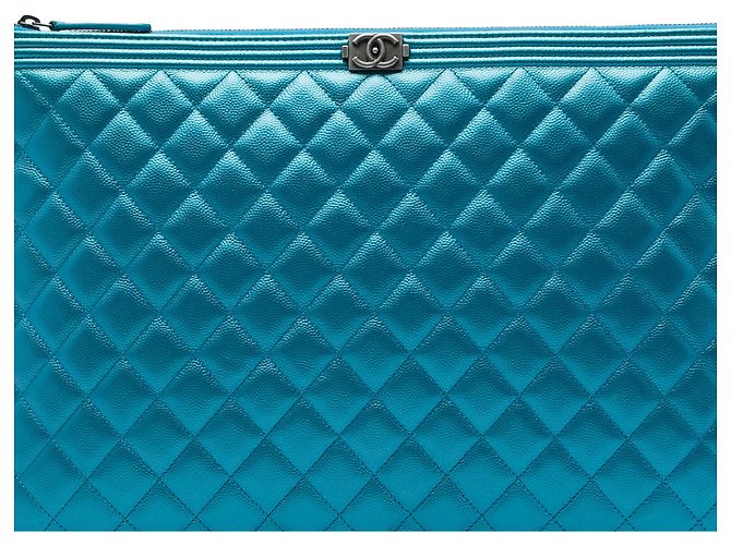 Chanel Blue Large Quilted Metallic Caviar Boy O Case Clutch - vista 5