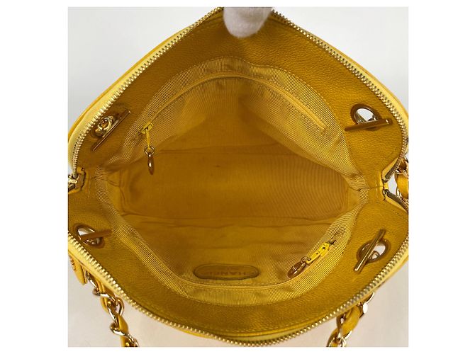 Borsa a tracolla Chanel in vitello martellato giallo - vista 10
