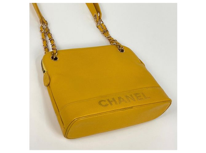 Borsa a tracolla Chanel in vitello martellato giallo - vista 2