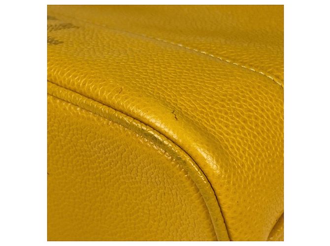 Borsa a tracolla Chanel in vitello martellato giallo - vista 3