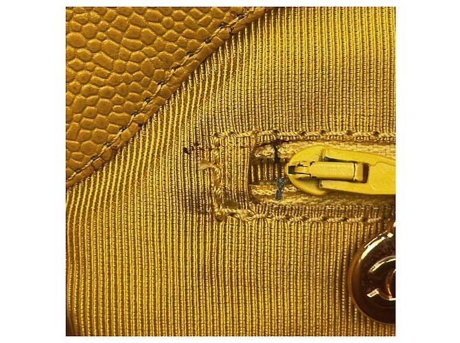 Borsa a tracolla Chanel in vitello martellato giallo - vista 9