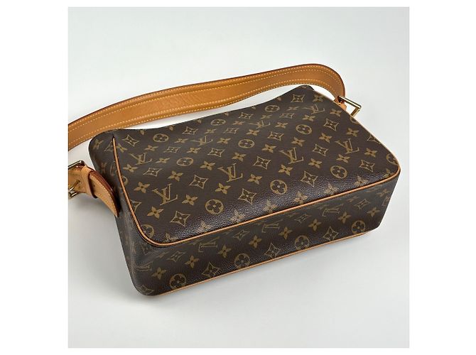 Borsa a tracolla Louis Vuitton Viva Cite GM Marrone - vista 2